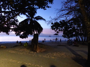 BUCHE MEER Seychellen Beau Vallon Abendstimmung am Strand