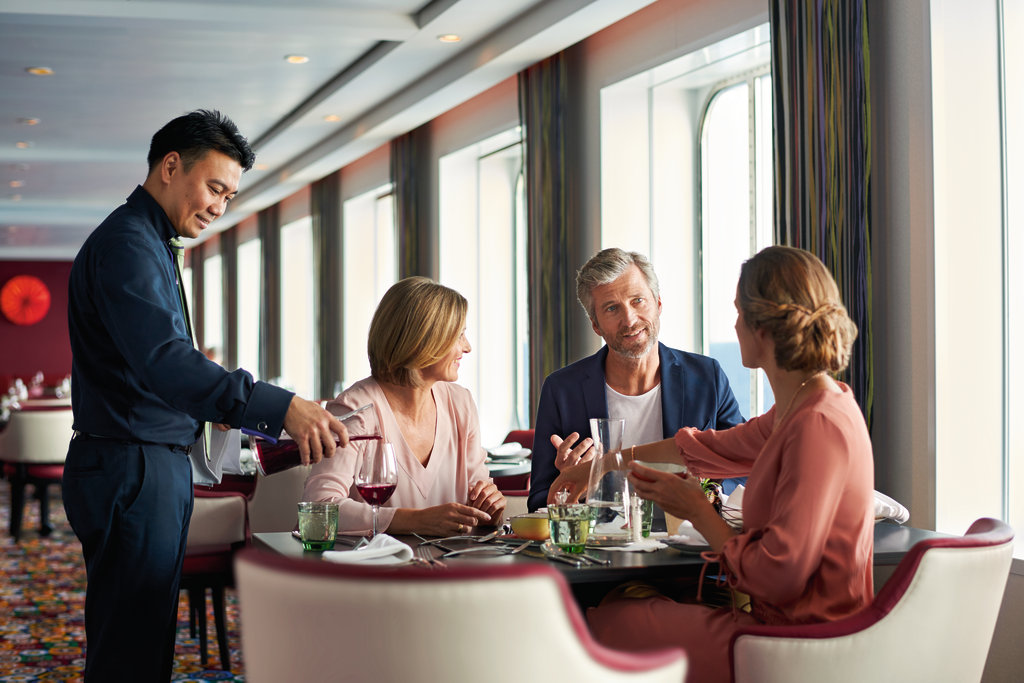 BUCHE MEER SEE Service am Platz beim Essen